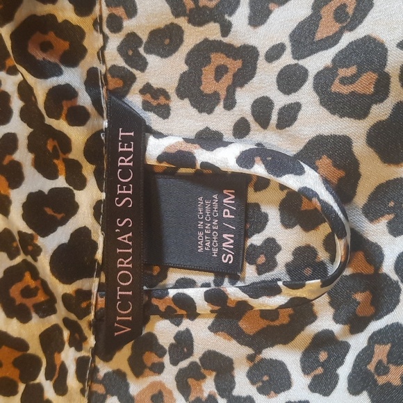 Victoria's Secret leopard print silky robe size small/medium - Picture 4 of 8